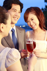 テラスで乾杯している男女