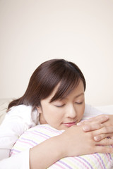 Fototapeta premium クッションを枕にして眠る女性
