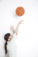 バスケットボールをシュートする女性