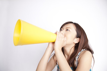 メガホンで叫ぶ女性