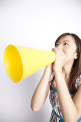 メガホンで叫ぶ女性