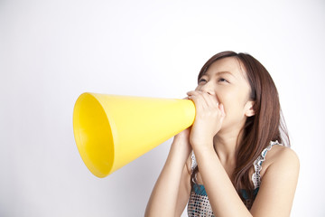 メガホンで叫ぶ女性