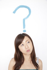 頭から？マークが出ている女性
