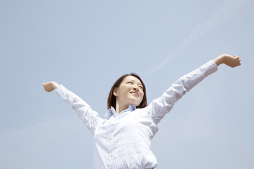 のびをする女性