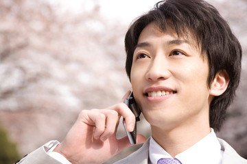 携帯電話で会話をする男性