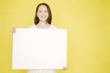 メッセージボードを持った女性