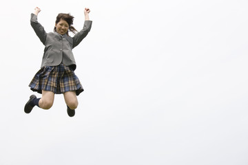 ジャンプをしている女子高生