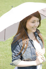 日傘を持っている女性