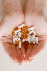 サプリメントを持つ女性の手元