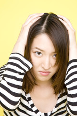 頭を抱える女性