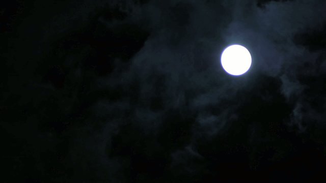 雲に霞む月