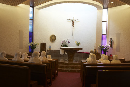 suore in chiesa 2