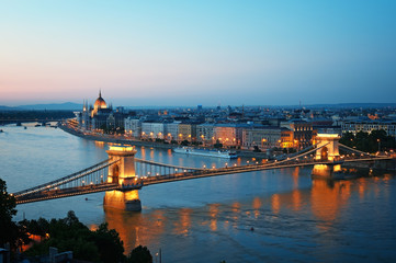 Fototapeta na wymiar Budapest skyline w nocy, Węgry.