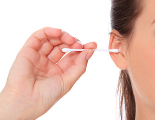 Frau nutzt Wattestäbchen zum säubern der Ohren