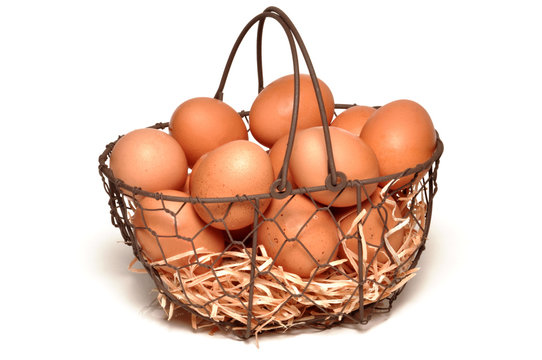 oeufs frais dans un panier