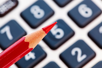Rotstift und Taschenrechner