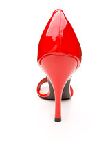 Ein roter Schuh von hinten auf weißem Hintergrund