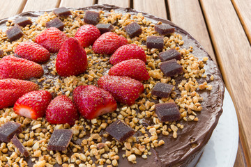 Tarta casera de chocolate y fresas