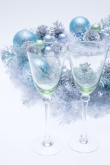 ワイングラスとクリスマスリース