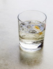 verre d'alcool avec des glaçons