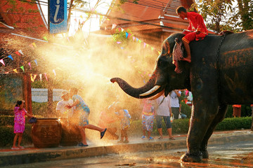 Elefant, der während des Songkran-Festivals, Bangkok, Wasser auf Menschen sprüht