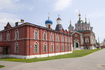 Fototapeta na wymiar Katedra Świętego Krzyża i prywatnym budynku