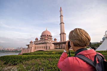 Obraz premium Tourist visiting Putrajaya Mosque in Kuala Lumpur