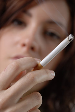 Femme fumant une cigarette