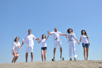 Obraz premium happy people group have fun and running on beach