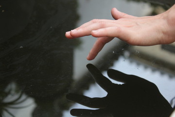 Mano tocando el agua