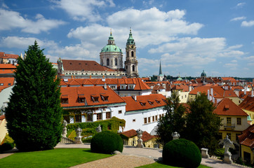 Eglise Saint-Nicolas depuis les jardins Vrtba