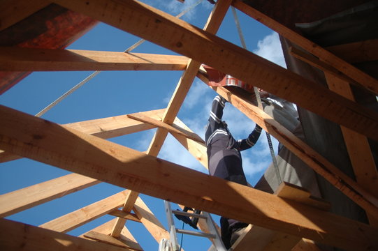 Blick ins Geb&auml;lk beim Dachdecken
