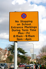 Obraz premium No stopping on school entrance