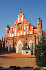 Fototapeta na wymiar Św Anny i Bernardinu Kościół w Wilnie, Letni wieczór