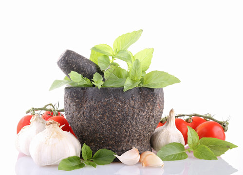 pilon, tomate, ail et basilic sur fond blanc