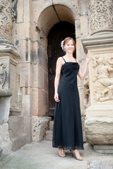 Fototapeta na wymiar Portrait einer schönen jungen Frau in schwarzem Kleid