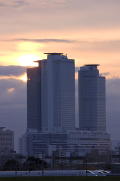 名古屋の高層ビルと朝日