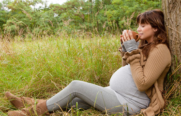 schwangere frau in der natur