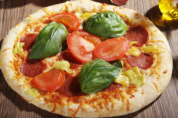 Pizza Salami mit Basilikum Nahaufnahme