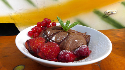 Mousse au chocolat mit Früchten