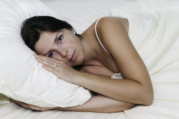 Obraz na płótnie Canvas Красивая молодая женщина лежит в постели