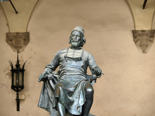 Fototapeta premium Bronze statue of Puccini in Lucca, Italy