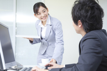 Fototapeta premium 上司にコーヒーを出すOL