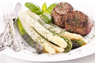 Spargel mit ringsteak