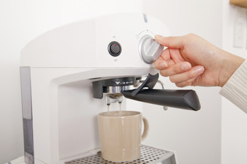 コーヒーを淹れる女性の手元