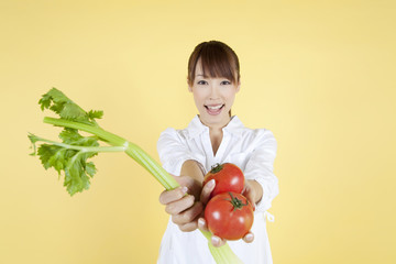 野菜を持つ女性