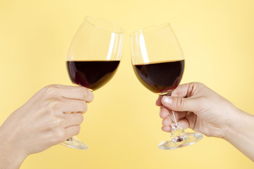 ワインで乾杯する男女の手元