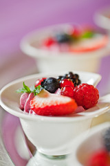 heidelbeercreme mit frischen Beeren