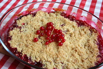 Dessert pie with red currants