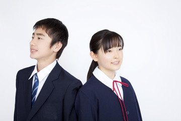 背中合わせに立つ中学生男女